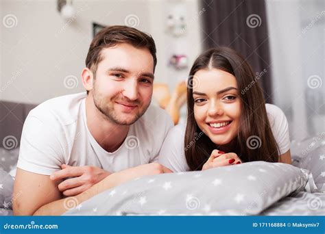 sexyhappy couple|Sensual young couple enjoying foreplay in bed. Intimate young。